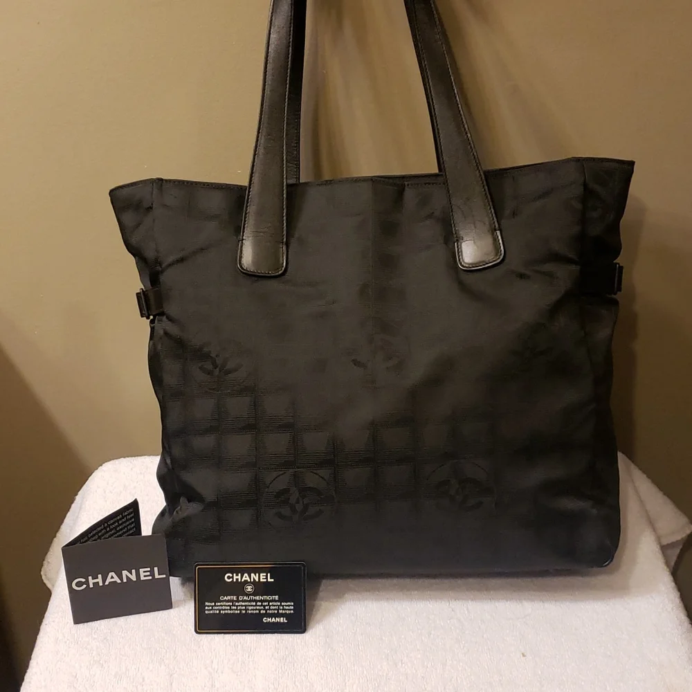 Chanel tote - Picture 1 of 17